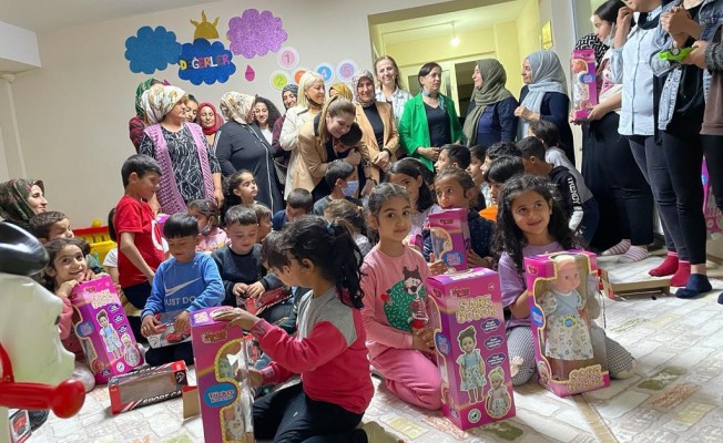 Cumhurbaşkanı Erdoğan’ndan Aliağalı yetim çocuklara oyuncak hediyesi