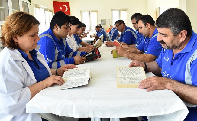 Bu İşçiler Dostoyevski Okuyup, Mozart Dinliyor