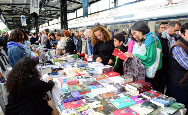 Tarihi Haydarpaşa Garı Kitapseverlerle Dolup Taştı
