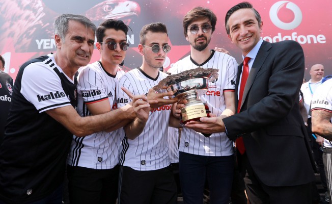 Vodafone Park'ın Terasında Şampiyonluk Kutlaması