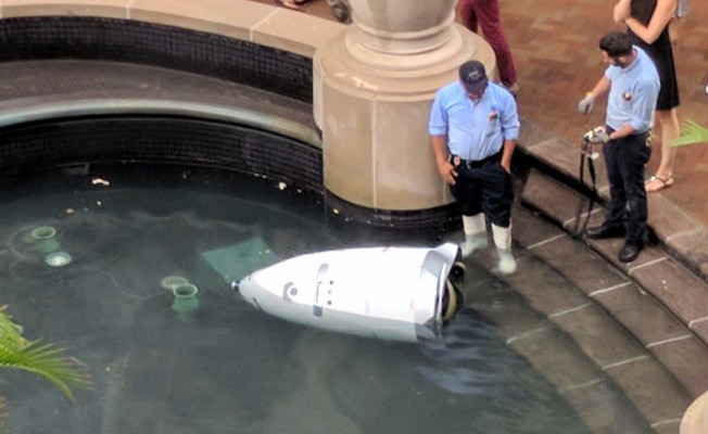 Güvenlik Görevlisi Robot Suya Düşüp Devre Dışı Kaldı
