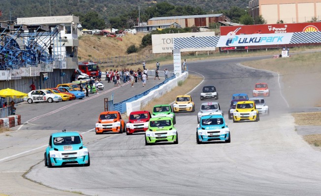 V1 Otomobil Yarış Heyecanı İzmir'de Başladı