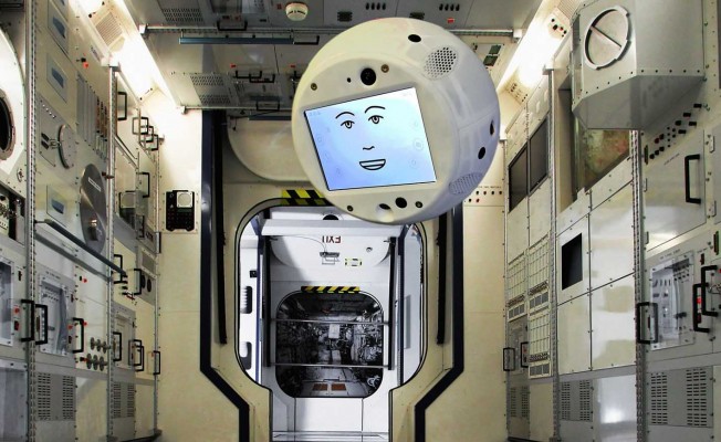 Astronotlar uzayda uçan robotlarla sohbet edecek