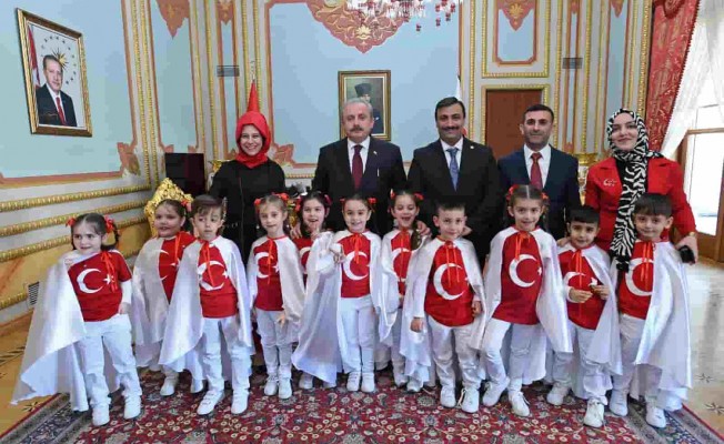 İzmirli Minikler İstiklal Marşı'nın 10 Kıtasını TBMM'de Ezbere Okudu