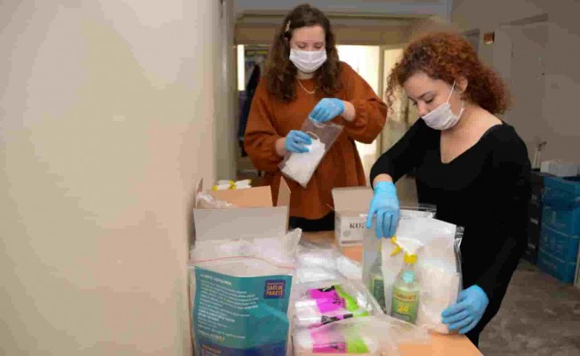 Bergama'da Muhtarlara Covid-19 Sağlık Paketi Desteği