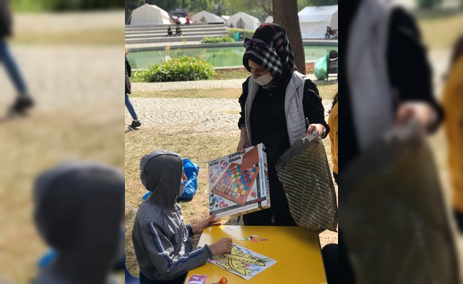 Çadırda Yaşayan Çocuklara Hediye Dağıttılar