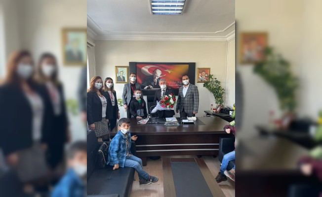 Torbalılı çocuklar Dünya Otizm Farkındalık Günü’nde protokolü ziyaret etti