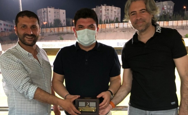 Baykalmış’tan destekleri için Cihan Aktaş’a Kızılay hatırası hediyesi