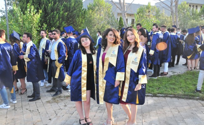 MCBÜ'lü genç mühendislerin mezuniyet sevinci