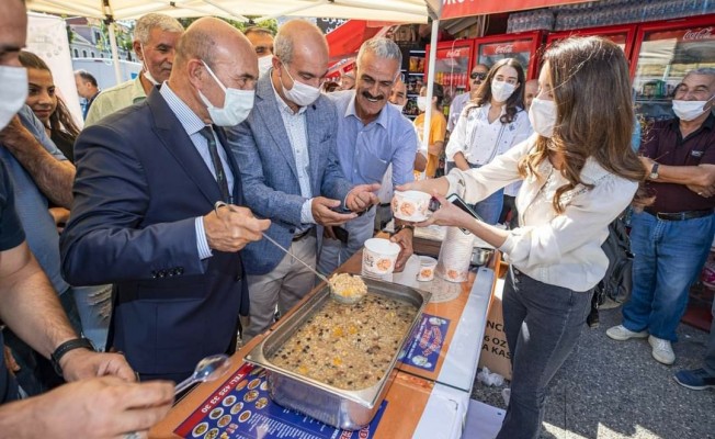 Soyer, Şanlıurfa Federasyonu’nda vatandaşa aşure dağıttı