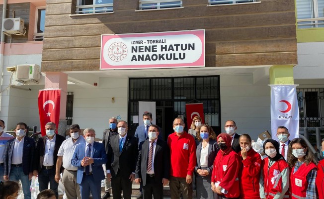 Torbalı'da binlerce öğrenciye kıyafet ve ayakkabı desteği