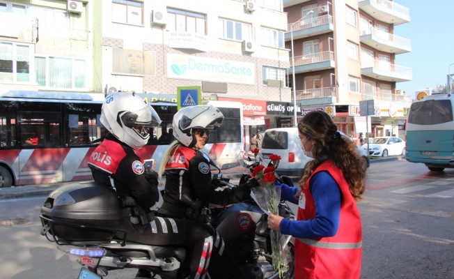 Genç Kızılay Buca'dan kadınlara çiçek