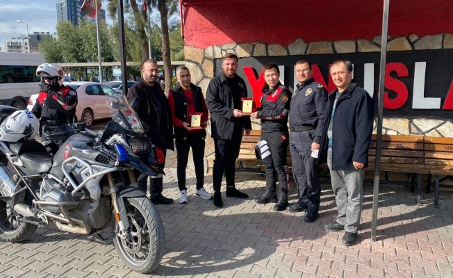 Emniyetten uyuşturucuyla mücadele derneğine plaket