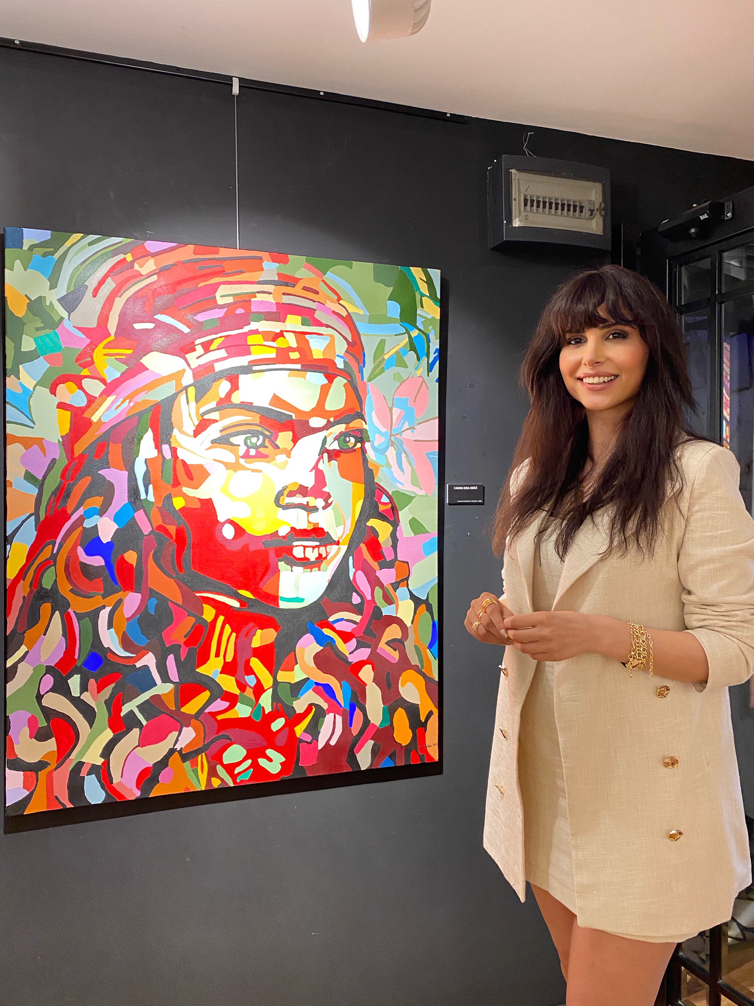 Çevresindeki esnafa işaret dili öğretiyor