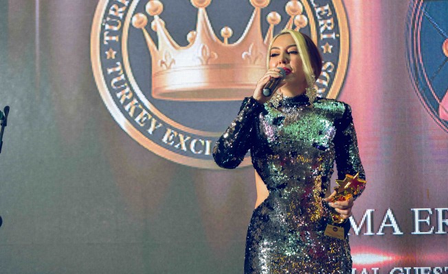 Esma Er, “Bi Tek Aşk”la Azerbaycan’dan ödülle döndü