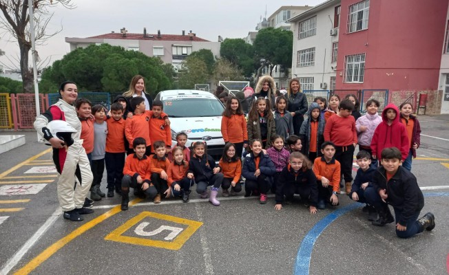 Agah Efendi'de rallicilerden öğrencilere trafik eğitimi Agah Efendi'de rallicilerden öğrencilere trafik eğitimi