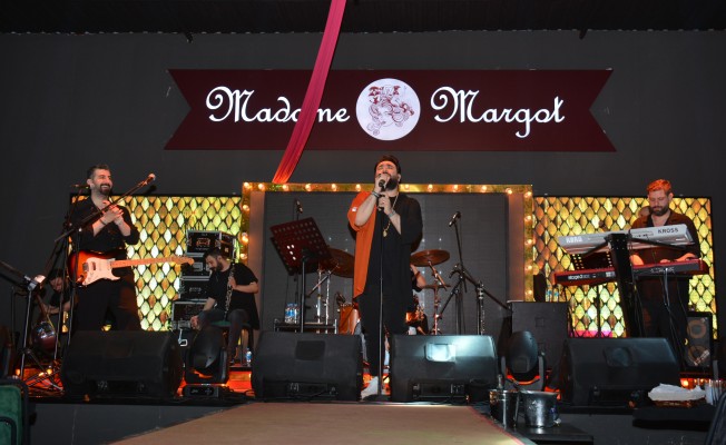 Sakiler’den İzmir’de yaklaşık 40 derecede konser