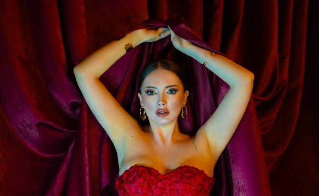 Feyruz Barış sahnede coşturuyor, sosyal medyada milyonlar izleniyor