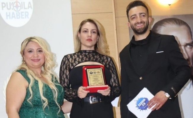 İzmir’in Güçlü Kadınlarından Gazeteci Günnur Berber’e “Yılın Güçlü Kadını” Ödülü