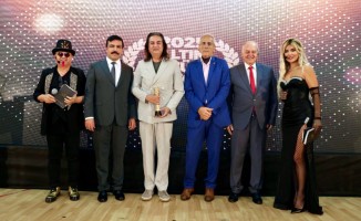 Deniz Olgun, 3. Altın Üzüm Ödülleri’ne Zarafeti ve Sunumuyla Damga Vurdu