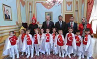 İzmirli Minikler İstiklal Marşı'nın 10 Kıtasını TBMM'de Ezbere Okudu