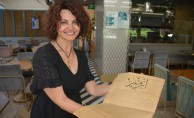 Ünlü sanatçı Arıca Hilton’a İzmir Gazetesi’nden anlamlı hediye