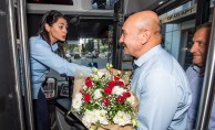 Başkan Soyer’den darp edilen kadın şoföre otobüsünde ziyaret