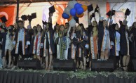 İzmir Demokrasi Üniversitesi Mezunlarını Görkemli Bir Törenle Uğurladı
