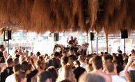 Hande Yener, Alaçatı The Beach'te konser verdi