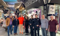 Görev bölgesindeki esnafın derdini dinledi