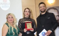 İzmir’in Güçlü Kadınlarından Gazeteci Günnur Berber’e “Yılın Güçlü Kadını” Ödülü